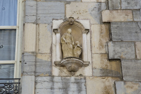 Logis principal, façade antérieure : détail d'une niche avec une sculpture représentant sainte Anne et la Vierge. © Région Bourgogne-Franche-Comté, Inventaire du Patrimoine