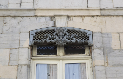 Logis principal, façade antérieure, fenêtre du premier étage : détail d'un lambrequin. © Région Bourgogne-Franche-Comté, Inventaire du Patrimoine