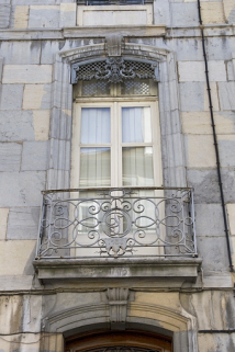 Logis principal, façade antérieure, premier étage : détail de la porte fenêtre. © Région Bourgogne-Franche-Comté, Inventaire du Patrimoine
