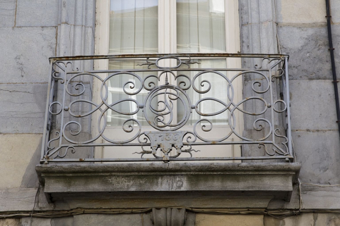 Logis principal, façade antérieure, premier étage : détail du balcon en ferronnerie. © Région Bourgogne-Franche-Comté, Inventaire du Patrimoine