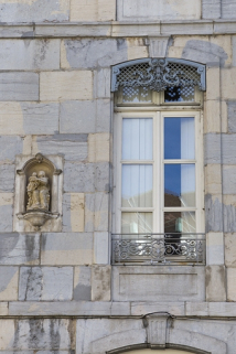 Logis principal, façade antérieure : détail d'une fenêtre et de la niche gauche. © Région Bourgogne-Franche-Comté, Inventaire du Patrimoine