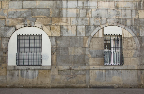 Logis principal, façade antérieure, rez-de-chaussée : détail des arcades boutiquières murées. © Région Bourgogne-Franche-Comté, Inventaire du Patrimoine