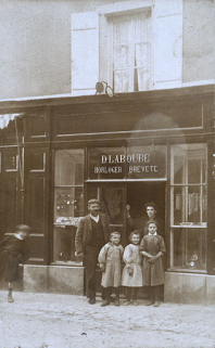 [ Denis-Joseph Laboube et sa famille devant l'ancien magasin, en 1908]. © Région Bourgogne-Franche-Comté, Inventaire du patrimoine