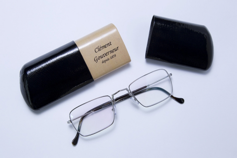 Lunettes de la dernière collection et leur étui. Ces lunettes sont une réédition d'un modèle de la première moitié du 20e siècle. © Région Bourgogne-Franche-Comté, Inventaire du patrimoine Lunettes de la dernière collection et leur étui. Ces lunettes sont une réédition d'un modèle de la première moitié du 20e siècle. © Région Bourgogne-Franche-Comté, Inventaire du patrimoine