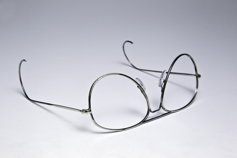 Monture de lunettes à branches cordées. La monture est en cours de fabrication. © Région Bourgogne-Franche-Comté, Inventaire du patrimoine