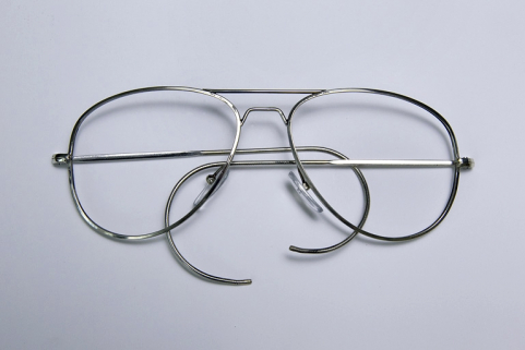 Monture de lunettes à branches cordées. La monture est en cours de fabrication : le nez et la barrette relient les deux cercles et chaque charnière est vissée sur les deux tenons, mais il manque la boule à l'extrémité des branches. © Région Bourgogne-Franche-Comté, Inventaire du patrimoine