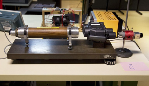 Exemple de montage réalisable lors de travaux pratiques. Destiné à tester l'optique de jumelles du commerce, ce montage associe une lunette à droite et un collimateur à gauche. © Région Bourgogne-Franche-Comté, Inventaire du patrimoine