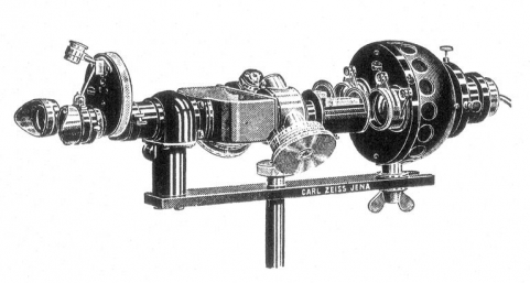 Photomètre de Pulfrich et sa lampe, montés sur rail, pour mesures d'absorption sur des liquides, 1935-1937 ? © Région Bourgogne-Franche-Comté, Inventaire du patrimoine