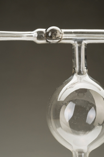 Détail : sphère et bras horizontal. © Région Bourgogne-Franche-Comté, Inventaire du patrimoine Détail : sphère et bras horizontal. © Région Bourgogne-Franche-Comté, Inventaire du patrimoine