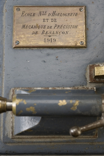 Plaque du constructeur et date. © Région Bourgogne-Franche-Comté, Inventaire du patrimoine