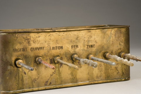 Tiges et inscriptions identifiant les métaux. © Région Bourgogne-Franche-Comté, Inventaire du patrimoine