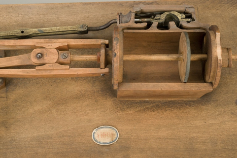 Partie droite : tiroir de distribution et piston. © Région Bourgogne-Franche-Comté, Inventaire du patrimoine Partie droite : tiroir de distribution et piston. © Région Bourgogne-Franche-Comté, Inventaire du patrimoine