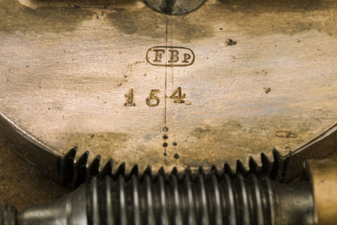 Détail de la platine : numéro et marque du fabricant. © Région Bourgogne-Franche-Comté, Inventaire du patrimoine Détail de la platine : numéro et marque du fabricant. © Région Bourgogne-Franche-Comté, Inventaire du patrimoine