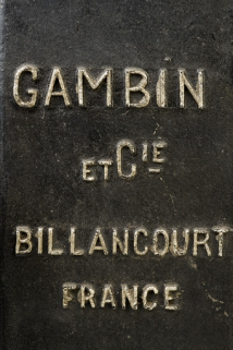 Grand jouet : inscription se rapportant au constructeur des fraiseuses. © Région Bourgogne-Franche-Comté, Inventaire du patrimoine Grand jouet : inscription se rapportant au constructeur des fraiseuses. © Région Bourgogne-Franche-Comté, Inventaire du patrimoine