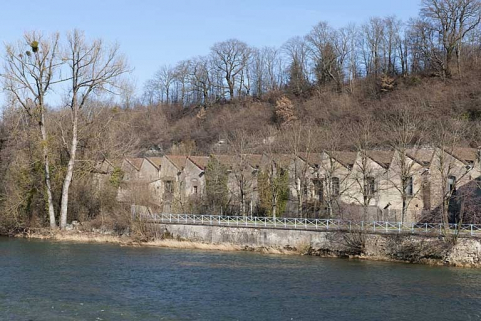 Pignons ouest des ateliers de fabrication depuis le pont. © Région Bourgogne-Franche-Comté, Inventaire du patrimoine