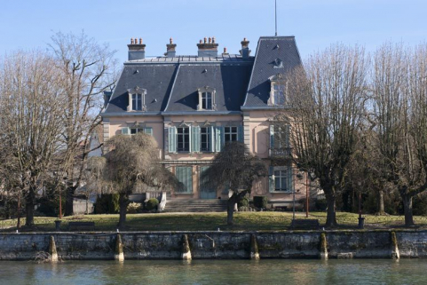 Vue d'ensemble depuis la rive gauche du Doubs. © Région Bourgogne-Franche-Comté, Inventaire du patrimoine Vue d'ensemble depuis la rive gauche du Doubs. © Région Bourgogne-Franche-Comté, Inventaire du patrimoine