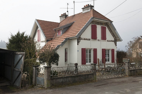 Maison jumelée impasse Bellevue. Vue de trois quarts. © Région Bourgogne-Franche-Comté, Inventaire du patrimoine Maison jumelée impasse Bellevue. Vue de trois quarts. © Région Bourgogne-Franche-Comté, Inventaire du patrimoine