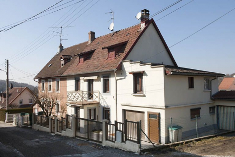 Rue d'Alsace. Maison à 2 logements (?) vue de trois quarts. © Région Bourgogne-Franche-Comté, Inventaire du patrimoine