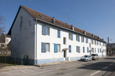 Immeuble de 12 logements vu depuis l'ouest. © Région Bourgogne-Franche-Comté, Inventaire du patrimoine Immeuble de 12 logements vu depuis l'ouest. © Région Bourgogne-Franche-Comté, Inventaire du patrimoine