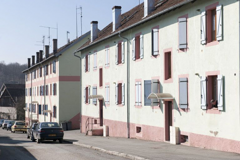 Immeubles de 10 et 18 logements vus depuis le nord-est. © Région Bourgogne-Franche-Comté, Inventaire du patrimoine Immeubles de 10 et 18 logements vus depuis le nord-est. © Région Bourgogne-Franche-Comté, Inventaire du patrimoine