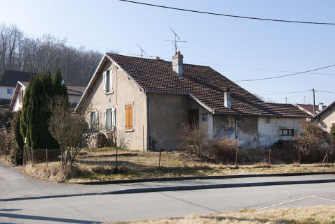 Maison jumelée vue de trois quarts. © Région Bourgogne-Franche-Comté, Inventaire du patrimoine Maison jumelée vue de trois quarts. © Région Bourgogne-Franche-Comté, Inventaire du patrimoine