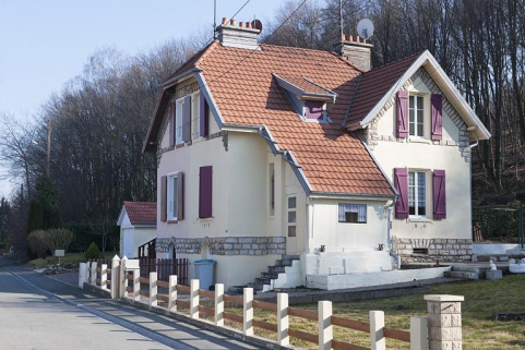 Maison jumelée vue de trois quarts. © Région Bourgogne-Franche-Comté, Inventaire du patrimoine Maison jumelée vue de trois quarts. © Région Bourgogne-Franche-Comté, Inventaire du patrimoine