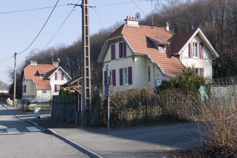 Groupe de 2 maisons jumelées situées à l'est. © Région Bourgogne-Franche-Comté, Inventaire du patrimoine Groupe de 2 maisons jumelées situées à l'est. © Région Bourgogne-Franche-Comté, Inventaire du patrimoine