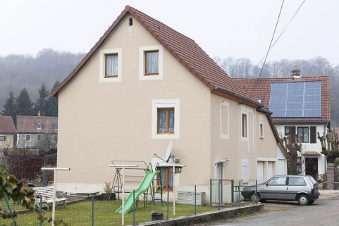 Maison individuelle (modifiée) vue de trois quarts. © Région Bourgogne-Franche-Comté, Inventaire du patrimoine