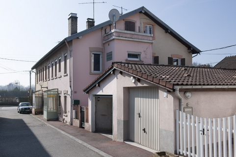 Habitation à 8 logements vue de trois quarts. © Région Bourgogne-Franche-Comté, Inventaire du patrimoine
