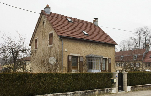 Maison individuelle vue de trois quarts gauche. © Région Bourgogne-Franche-Comté, Inventaire du patrimoine