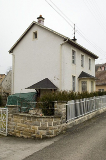 Maison individuelle à un étage. Vue de trois quarts. © Région Bourgogne-Franche-Comté, Inventaire du patrimoine