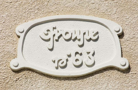 Habitation à 4 logements. Cartouche sur la façade antérieure. © Région Bourgogne-Franche-Comté, Inventaire du patrimoine
