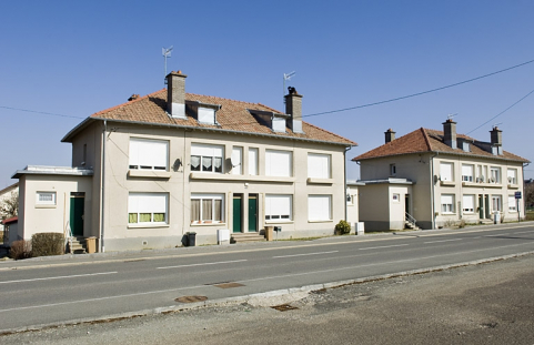 Ensemble d'habitations des années 1950. Vue depuis le nord-ouest. © Région Bourgogne-Franche-Comté, Inventaire du patrimoine Ensemble d'habitations des années 1950. Vue depuis le nord-ouest. © Région Bourgogne-Franche-Comté, Inventaire du patrimoine