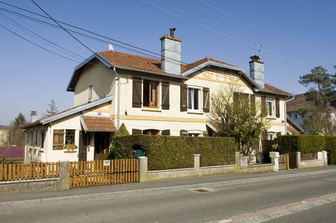Habitation à 4 logements. Vue de trois quarts gauche. © Région Bourgogne-Franche-Comté, Inventaire du patrimoine