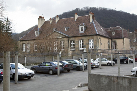 Vue de la façade postérieure depuis l'extérieur, de trois quarts droit. © Région Bourgogne-Franche-Comté, Inventaire du Patrimoine
