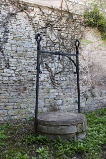 Détail du puits situé au fond du jardin. © Région Bourgogne-Franche-Comté, Inventaire du Patrimoine