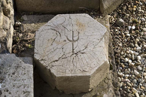 Détail d'un cadran solaire entreposé dans le jardin. © Région Bourgogne-Franche-Comté, Inventaire du Patrimoine