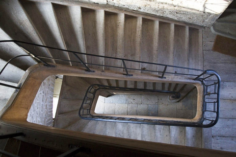 Intérieur : vue de l'escalier secondaire situé dans l'aile droite : en plongée. © Région Bourgogne-Franche-Comté, Inventaire du Patrimoine