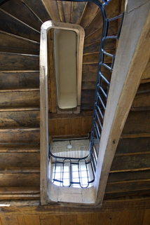 Intérieur : vue de l'escalier secondaire situé dans l'aile droite : en contre plongée. © Région Bourgogne-Franche-Comté, Inventaire du Patrimoine