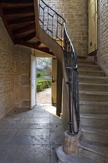 Intérieur : détail du départ de l'escalier secondaire situé dans l'aile droite. © Région Bourgogne-Franche-Comté, Inventaire du Patrimoine