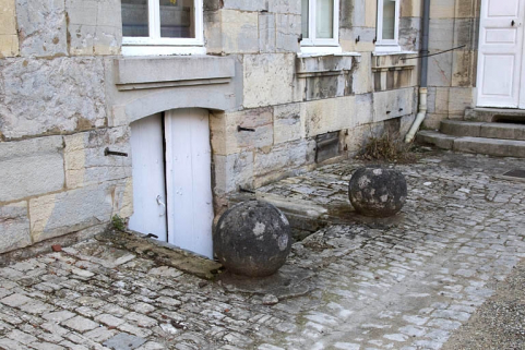 Cour : détail de l'entrée de cave. © Région Bourgogne-Franche-Comté, Inventaire du Patrimoine