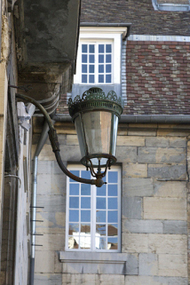Façade antérieure : détail du bec de gaz. © Région Franche-Comté, Inventaire du Patrimoine, ADAGP