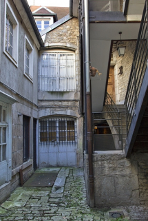 Vue d'ensemble de la façade postérieure du logis principal et de l'aile, depuis le fond de la cour. © Région Bourgogne-Franche-Comté, Inventaire du Patrimoine