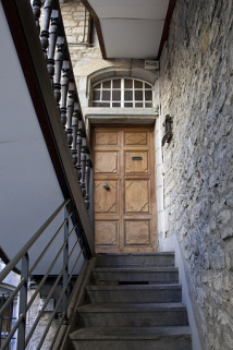 Logis principal, façade sur cour : détail de la porte d'entrée de l'appartement du premier étage depuis l'escalier à cage ouverte. © Région Bourgogne-Franche-Comté, Inventaire du Patrimoine