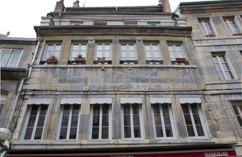 Logis principal, façade antérieure : détail de la partie supérieure à partir du premier étage. © Région Bourgogne-Franche-Comté, Inventaire du Patrimoine