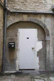 Logis secondaire, façade sur cour : détail de la porte cochère murée. © Région Bourgogne-Franche-Comté, Inventaire du Patrimoine