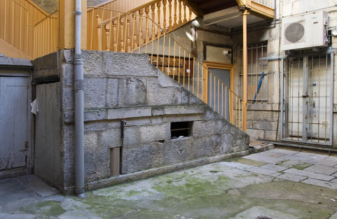 Vue du départ de l'escalier à cage ouverte sur cour. © Région Bourgogne-Franche-Comté, Inventaire du Patrimoine