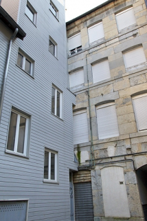 Détail de la façade postérieure du logis principal et de la paroi extérieure de la cage d'escalier. © Région Bourgogne-Franche-Comté, Inventaire du Patrimoine