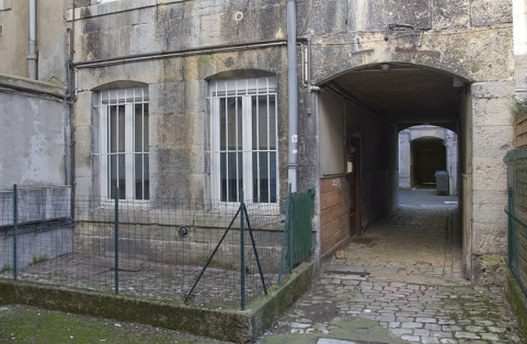 Deuxième cour, façade postérieure du premier logis secondaire : détail du rez-de-chaussée. © Région Bourgogne-Franche-Comté, Inventaire du Patrimoine