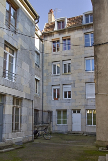 Deuxième logis secondaire, troisième cour : aile contenant l'escalier dans oeuvre. © Région Bourgogne-Franche-Comté, Inventaire du Patrimoine